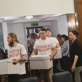 AP: Mladi koji protestuju u Srbiji zvanično ulaze u izbornu trku protiv Vučića