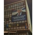 Posle 20 godina pao i Šešelj u Novom Sadu: Građani skinuli ogroman plakat, nosili ga ulicama i zapalili na Trgu slobode (VIDEO)…