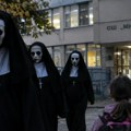 "Časne sestre“ stigle i do Niša, nazivaju se "groke": Maskirane figure snimljene kod škole „Mika Antić“, psihoterapeut…