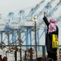 Demonstranti blokiraju američki brod koji navodno prevozi oružje za Izrael
