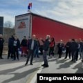 Raseljeni Srbi blokirali na sat vremena prelaz Merdare ka Kosovu