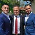 Sinovi dečka Jovane Jeremić u društvu ivice Dačića Miloš i Mihajlo u elegantnim odelima pozirali pored političara, a tek…
