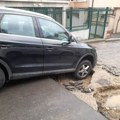 Ponovo problem u "naselju iz pakla"! Voda u Beogradu odnela deo puta - Vozila upala u rupu