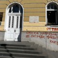 Priveden muškarac zbog ispisivanja grafita na Gradskoj kući u Užicu