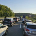 Vozač udario u saobraćajnu signalizaciju Nesreća kod Ljiga, na licu mesta Hitna pomoć