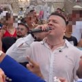 Sloba Radanović i Lepa Brena su se tada oparili na svadbi od milion evra Novčanice letele, a prolaznici gledali u čudu: Crna…