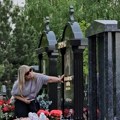 Suzana Jovanović došla na Zadušnice preminulom suprugu: Mazi i ljubi sliku Saše Popovića, potpuno sama