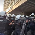 Intervencija policije ispred Skupštine Novog Sada, jedan student povređen – drugi uhapšen