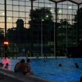 Noćno kupanje spas od žege: Veliki broj Beograđana našao način da se rashladi na 25 stepeni