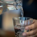Jedni tvrde da gasi žeđ, drugi se žale na gorušicu: Evo šta se stvarno dešava u telu kad pijete gaziranu vodu