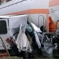 Kombi se zakucao u cisterne sa tečnim gasom: Vozilo potpuno smrskano, pukom srećom izbegnuta tragedija