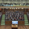 Snimljeno kako Kurti diriguje U parlamentu Gestikulirao Baši, a onda... Izabran rašić