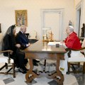 Prvi put posle skoro 500 godina: Britanski monarh moli se sa papom u Vatikanu VIDEO