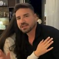 Pevač se oženio, a SAD je zbog supruge na meti kritika: Grle se u restoranu i pevaju, fanovi ljuti: "Do kad ćeš tako da se…