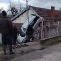 Čovek sedeo u sobi, kad mu auto "sleteo" na krov, tačno iznad glave! Pogledajte slike i snimak sa mesta neobične saobraćajke…