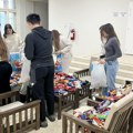 Prokupački gimnazijalci pripremaju paketiće za mališane kojima je pomoć najpotrebnija