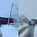 (Foto) "Ceo kraj je odsečen" Autobus u Borči proklizao i preprečio put: Niko od jutros ne može da prođe