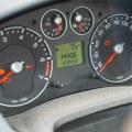 Strelica na instrument tabli krije tajnu koju mnogi vozači ne primećuju, a može mnogo toga da vam olakša