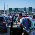 Kad je napolju 40, asfalt meri do čak 65 stepeni! Zaboravite na ono "Ma idem samo jednom do Grčke", evo zašto je letnja guma…