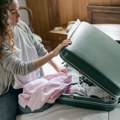 Trik iskusnih putnika: Čemu služi toalet-papir na dnu kofera?