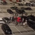 Испливао нови снимак језиве туче навијача на аеродрому! Бед Блу Бојси опколили групицу Сплићана, пролазници у шоку гледали…