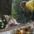 Potresne scene u Kraljevu na mestu pogibije devojčice (5): Građani pale sveće i ostavljaju cveće, proglašen dan žalosti