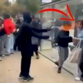 (Uznemirujući video) Ženi zapalio glavu tokom protesta! Pokušala da spreči razbijanje, dečak joj prišao i naneo stravične…