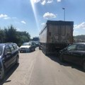 Nevreme stvorilo poteškoće za teretnjake na graničnim prelazima: Nema prelaska preko Šida, Neština i Sremske Rače
