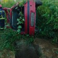 Auto sleteo sa puta kod Paragova, vozač upao u bunar