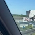 VIDEO: Težak sudar dva kamiona na auto-putu kod Kovilja, obustavljen saobraćaj ka Beogradu
