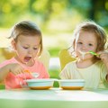 Naučite decu da se sama hrane: Kako da sami jedu, a da ne prosipaju hranu svuda okolo?