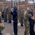 Emotivan snimak iz Valjeva očarao Srbiju! Posle polaganja vojničke zakletve mladić se na vernost kakleo i njoj