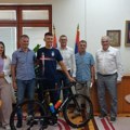 Predstavnici lokalne samouprave Ognjenu Iliću uručili bicikl na kojem će se takmičiti na Olimpijskim igrama u Parizu