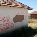 Prefarbani uvredljivi grafiti na porodičnoj kući Đurkovića u selu Gojbulja u opštini Vučitrn