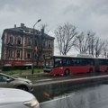 Gradski autobus naglo zakočio, ima povređenih! Drama na liniji 16 u centru grada: Hitna prevozi putnike u Urgentni centar