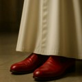Zašto papa opet nosi crvene cipele? Lav XIV vratio se tradiciji koju je papa Franja izbegavao, evo i zašto