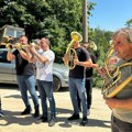 Ovo je hit! Zagrmele trube u selu kod Arilja: Meštani ovako proslavili dolazak asfalta, sada konačno imaju put