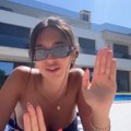 Bogata srpkinja (20) se snima u dvorištu vile od 900 kvadrata: Skinula se u kupaći, pa se sunča kraj bazena: Oko nje luksuz