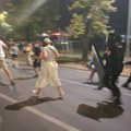 Policija upala u Rektorat u Novom Sadu i rektor Madić sa njima: Na ulicama policijska brutalnost, suzavci, topovski udari…
