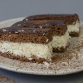 Ovaj kolač osvaja na prvi zalogaj! Kremaste, sočne i neodoljive kocke koje se tope u ustima