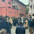 Pogledajte Nepregledna kolona Srba u Severnoj Mitrovici koji idu na glasanje (video)