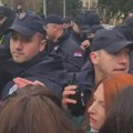 Opozicija probila ogradu ispred Narodne skupštine Srbije i sukobila se sa stanovnicima šatorskog naselja „Ćacilend“! Ponovo…