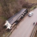 Šleperom probio bankinu i sleteo u potok: Saobraćajna nezgoda na starom putu Čačak-Kraljevo FOTO