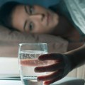 Voda pred spavanje – da ili ne: Kada bi trebalo popiti poslednji gutljaj uveče