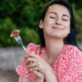 Nova studija pokazuje da oni koji jedu meso, imaju veće šanse da dožive stotu, ali postoji caka