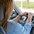 U svakom automobilu "krije" se otvarač za flaše: Viralni trik oborio mreže, ali obratite pažnju na jednu stvar