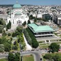 Incident na Vračaru: žena bacala flaše na vernike u redu kod Hrama