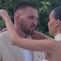 (Foto) Mlada se presvukla iz duge venčanice u minić. Duge noge i tetovaže u prvom planu: Cvija nikad srećniji na gala venčanju…