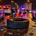 Haos na auto-putu kod Batajnice: Čak 10 automobila naletelo na kamionsku gumu i pretrpelo teška oštećenja!