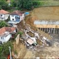 Porodična kuća klizi u ambis, deo se već obrušio: Dramatični snimci iz Novog Pazara, pukao potporni zid (foto/video)